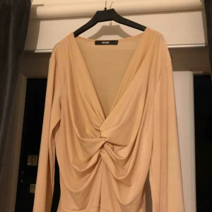  - Fin body från Bik Bok  Liten i storleken, passar en M/L