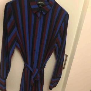  - Klänning från Monki. Knappt använd. Köpt för 350 kr. Frakt tillkommer. Kan mötas upp i Göteborg. 