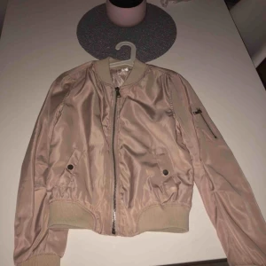  - Säljer min bomberjacka (champagne/ljusrosa) för att den är för liten för mig nu! Originalpris:350kr Frakt tillkommer