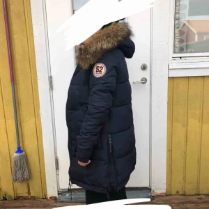  - Säljer en jätte fin Dam Jacka märke Visdeer, äkta Päls. I bra skick. Mörk blå färg. Storlek M.