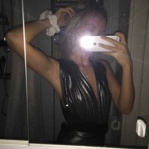  - Byxdress från NELLY, väldigt bekväm. XS men passar garanterat S också, väldigt bra stretch.🌸 Använd en gång, säljer den pga inte min stil tyvärr