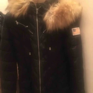  - Svea Denise jacka i storlek Medium.  Max använd två gånger så i mycket fint skick. Kviltad jacka i figursydd, längre modell. Varm och skön kvinnlig modell och inte bylsig som andra vinterjackor kan kännas. Nypris 1700 kr.  