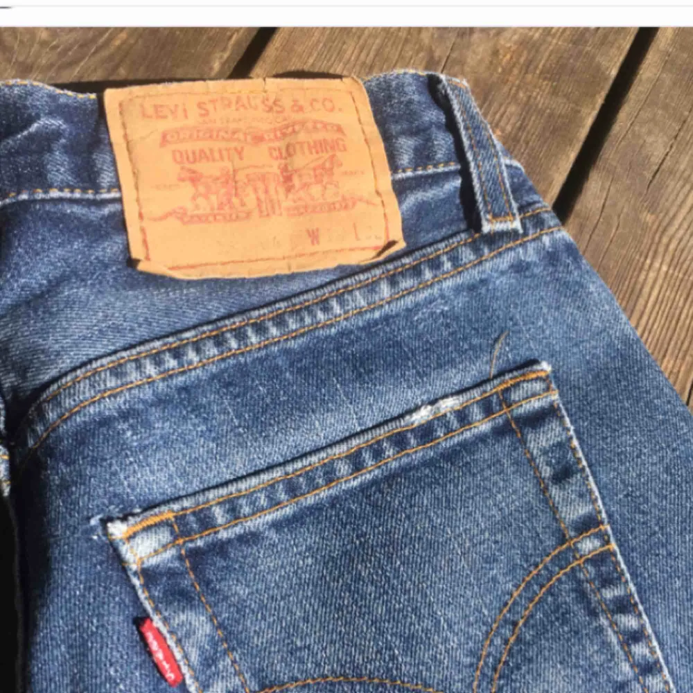 Perfekta vintage levis jeansen, straight fit sitter skit snyggt, dålig vinkel på bilden tho. W27 L32, mkt bra skick, möts i sthlm elr frakt 💕 (bilder tagna från min gamla plick). Jeans & Byxor.