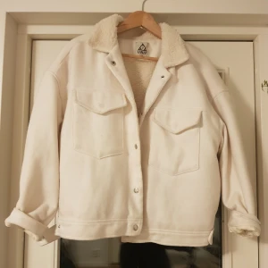  - Ascool och unik jacka köpt i Brooklyn för ca 1 år sedan. Jag tror att det är en mansjacka strlk M, så passar lite snyggt oversize på mig som normalt  brukar ha dam M. Köparen står för frakt!