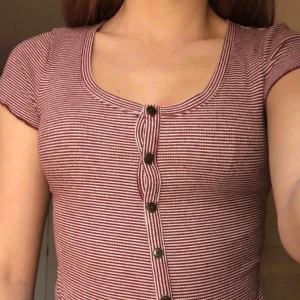  - Söt tröja ifrån hollister🧚‍♂️ Röd och vitrandig, använd fåtal gånger och självklart tvättad. Fin i materialet och jättebekväm passform! Hör av dig vid intresse!