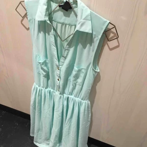  - Jättefin mintgrön klänning, fantastisk passform och fina detaljer. Passar både till sommaren och finare tillställningar! 