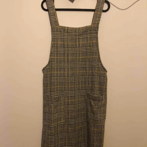  - Fin hängselklänning köpt på Primark. Använd vid 1 tillfälle, vilket innebär att den är i nytt skick. Det är storlek M och ett väldigt stretchigt material. 50 kr frakt, köparen står för frakt! 