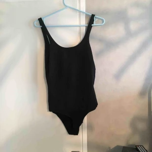  - Svart body från gina tricot 🌸