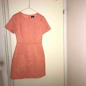  - Superfin och härlig klänning! I en vacker sommar färg!  Endast använt 1 gång