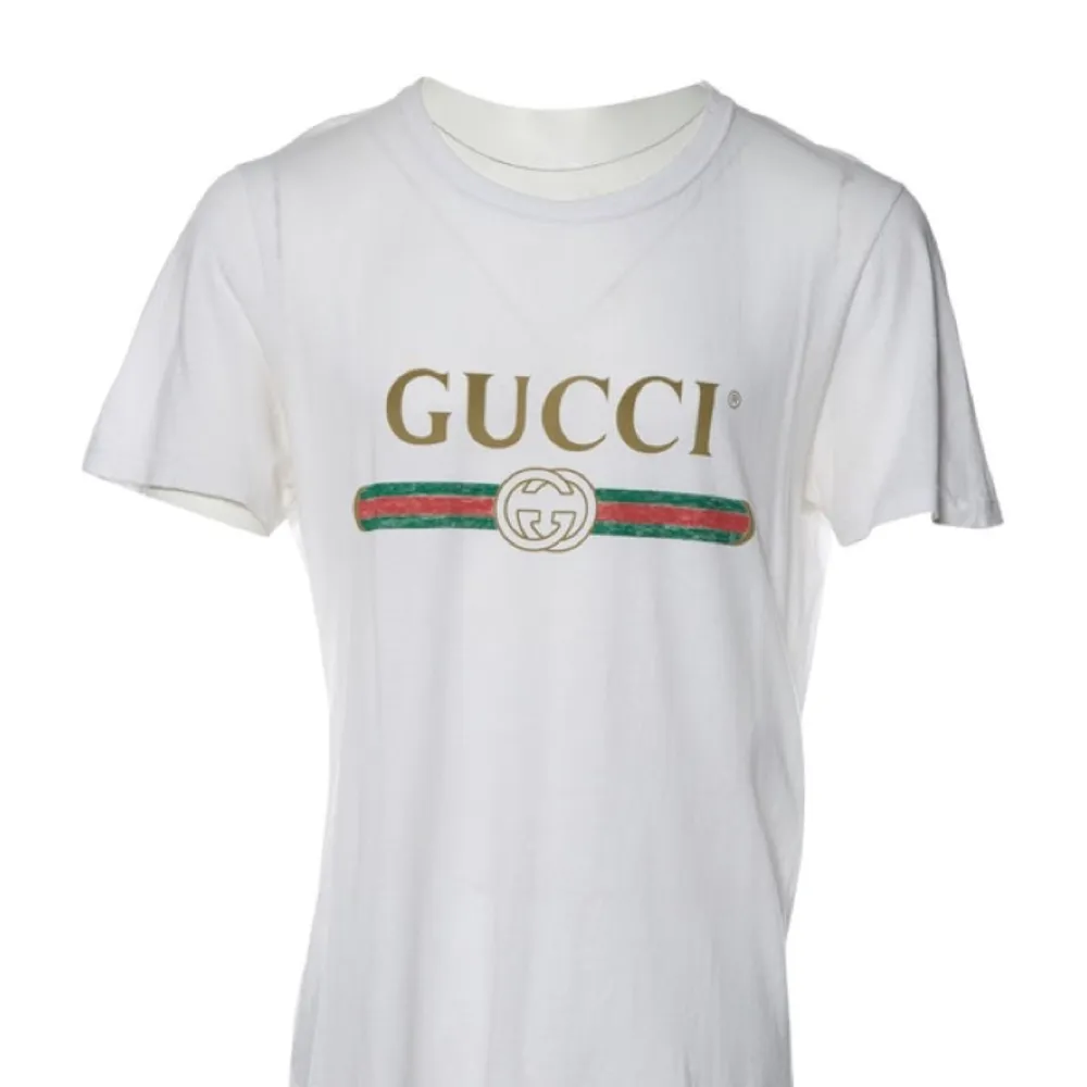 Gucci T-shirt köpt på Vestiaire Collective, så den är kontrollerad och äkta. 100% cotton. Det är herrmodellen, jag har använt den som oversize t-shirt. Slitningarna på t-shirten skall vara så, tröjan är alltså inte sliten utan modellen är gjord så.. T-shirts.