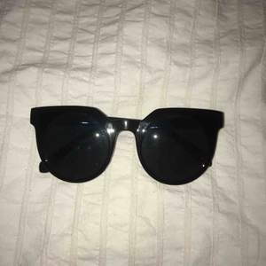Svarta solglasögon från Bikbok 