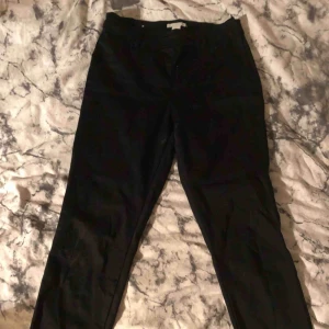  - Svarta kostymbyxor från HM i storlek 38. Kan fraktas men då står köparen för frakten.
