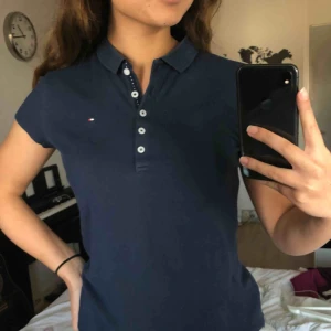  - Blå hilfiger piké!  Sparsamt använd Frakten ingår i priset😊