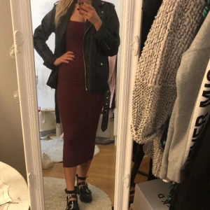  - Snygg längre klänning. Använd en gång så i fint skick. 