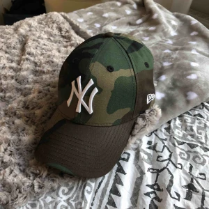  - Fin keps i militärmönster! Knappt använd. ONE SIZE (kan spännas åt där bak) Pris: 20kr+frakt