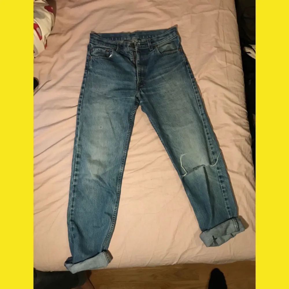 Levis jeans med slitningar och hål i knät. Står ingen storlek av vad jag kan hitta men uppskattad till en 27:a eller storlek S. Köparen betalar frakt på ca 70kr. Jeans & Byxor.