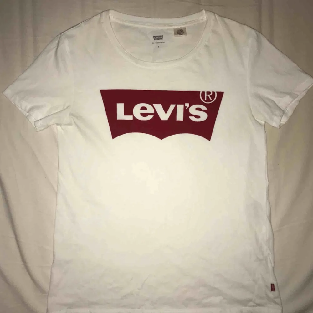 Den klassiska Levis t-shirten. Använd fåtal gånger därmed i gott skick. Nypris: 199kr. Frakt tillkommer och betalningen sker via Swish.. T-shirts.