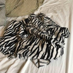  - Scarf med zebra mönster! Super skön