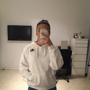  - Fin hoodie från märket Kappa! Säljer eftersom att den inte kommer till användning, har endast använt den två gånger! Tröjan är unisex! Nypris: 700kr