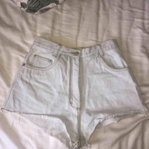 - Ett par blekta jeansshorts köpta i Italien på second hand. Står ingen storlek men skulle gissa 26/27/28 beroende på hur du vill att de ska sitta! Säljer pga för små för mig.  Möts upp i Stockholm eller fraktar då köpare står för kostnad! :) 