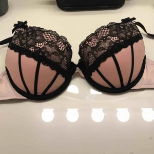  - Jättefin bh från h&m. Aldrig använd så precis som ny. Lite mer än mellan push up och en väldigt populär bh. Frakt: 35kr skicka meddelande vid frågor eller mer bilder💗