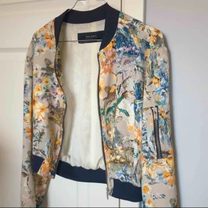  - Höstkofta med mönster, ganska kort. Köpt på Zara för ca 1 år sedan, perfekt skikt! 