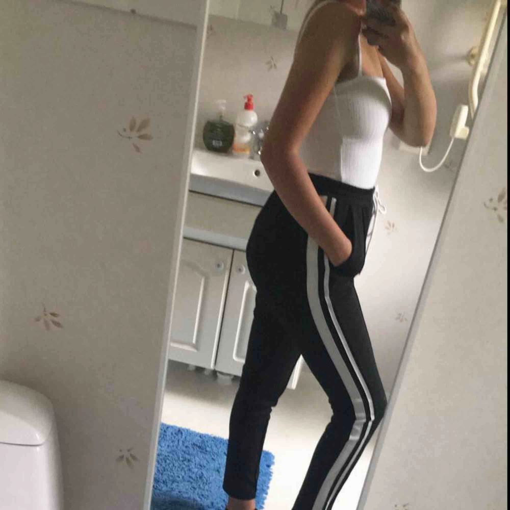 Säljer byxorna & den vita bodyn som är ribbad. Strl Xs- s! Dom båda plaggen är ifrån missguided (Paket pris 199 kr för båda plaggen) Annars - 199 kr för byxorna & 99 kr för bodyn . Toppar.