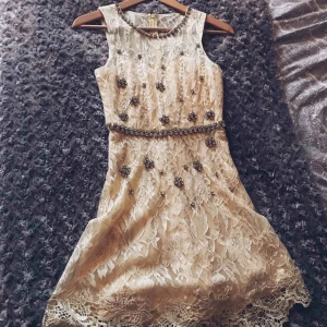  - Köpte denna för att ha till ett bröllop, men använde den aldrig. Den är väldigt smal och lite för kort om man har mycket former. Annars så är den otroligt fin😍