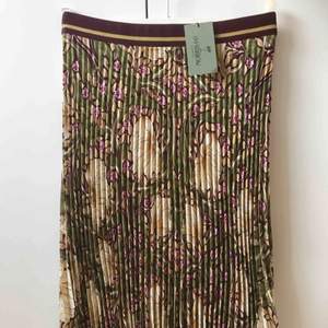 Hm Morris & co plisserad kjol  Gobit som tyvärr blev för stor.  Ny med lappar, oanvänd  440 kr inkl frakt inom Sverige 399 kr vid hämtning i Malmö  