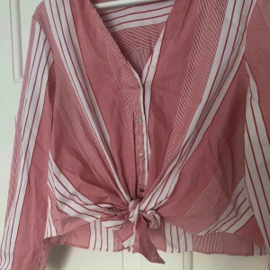  - En ursnygg croptop från river island, använd endast 1 gång. Nypris 499kr. Vid frakt står köparen för frakt kostnaden. Storlek 14 är som en 36. 