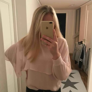  - Blus ifrån Zara. Strl XS men passar mig som är S. Endast använd 2 gånger.  Köparen står för frakt.