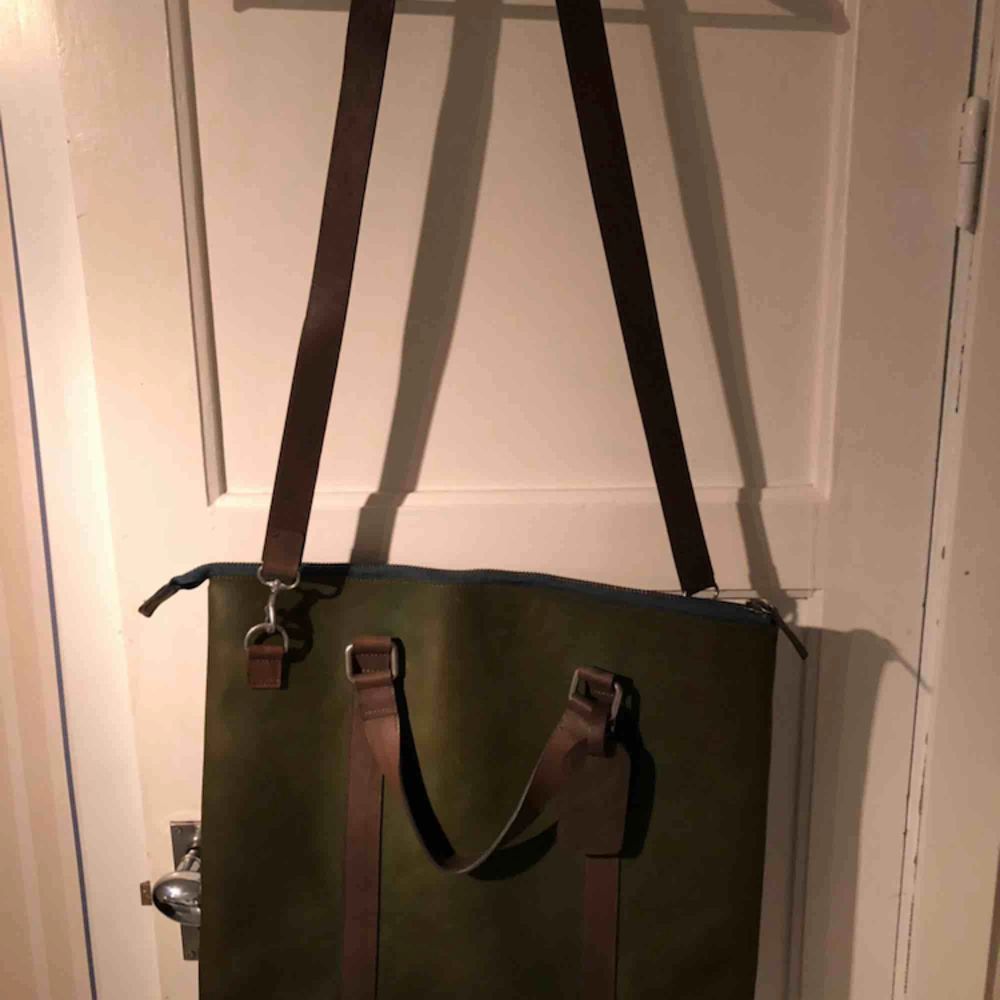 Varsamt använd väska från Wolsey, inköpt i Sturegallerian, hösten 2017. Kan användas som mindre weekend bag eller arbetsväska. Hela väskan är i läder och insidan mocka.. Väskor.