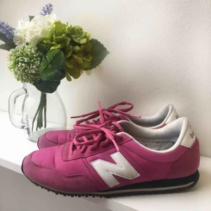  - New Balance, använda några gånger så är i jättefint skick. Passar en 38. 280kr och i priset ingår frakt! 