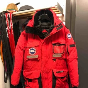  - canada goose jacka, det står strl xxs men det är som en strl S/M, väldigt varm och fint skick. Kedjan är lite trasig men det är lätt fixat. Om jag ska skicka så tillkommer det en fraktavgift!  EJ ÄKTA! 