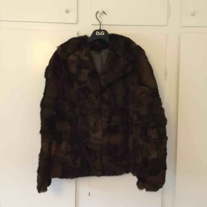  - En fin äkta pälsjacka i kanin. Den är i fint begagnat skick och strl S men funkar även för M. Om du har någon fråga är det basa å säga till! Du står för frakt, kan även mötas upp i sthlm💜pris kan diskuteras