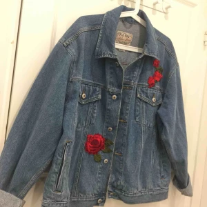  - Snygg jeansjacka som är snyggt oversized på mig som har stl S/M Bilden ger ej rättvisa till jeansfärgen! Den är precis så som jeansfärg ska vara. Inte för ljus eller för mörk. 