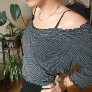  - svart/vit-randig off-shoulder topp. använt skick, och någon tråd har släppt i linningen. be om bild så skickar jag