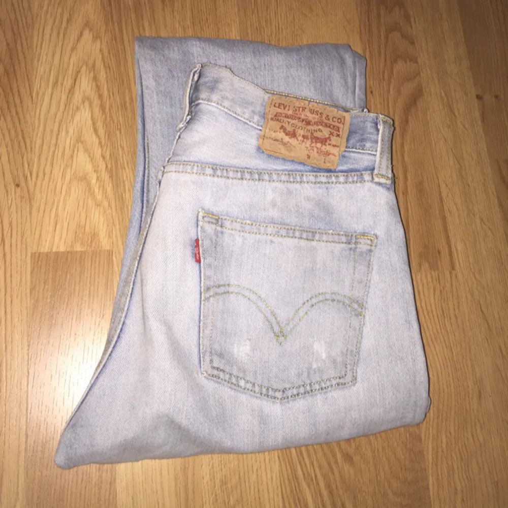 De ikoniska Levis 501 ljusblå jeansen, vintage. Små i storleken, skulle satsa på att de passar 27! Frakt ingår . Jeans & Byxor.