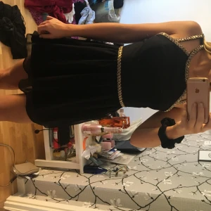  - Jättefin klänning med guldiga detaljer. Använt fåtal gånger.