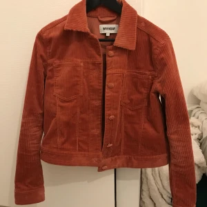  - Storlek S-M Använd fåtal gånger, köpt ifrån weekday  Kontakt gärna mig vid eventuella frågor!