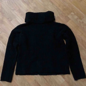  - Stickad tröja med polokrage i storlek s. 60kr. Finns i Norrköping eller så tillkommer fraktkostnad på 55kr.