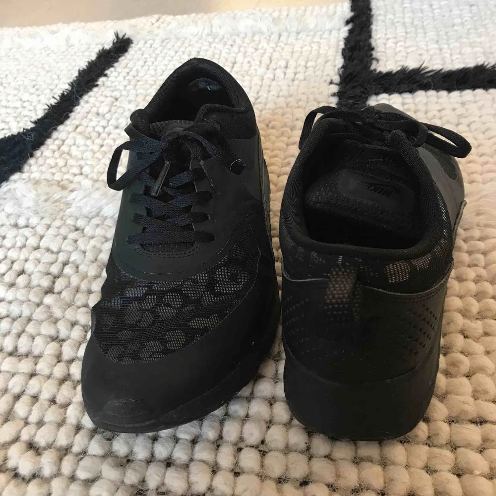 Nike air max thea i svart med refelxmönster i leopard. . Skor.