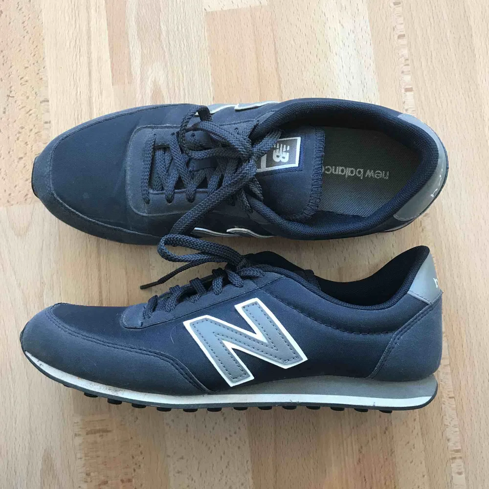 New balance sneakers marinblå storlek 40. Använda 2-3 gånger men säljs pga fel storlek, annars väldigt bekväma! . Skor.