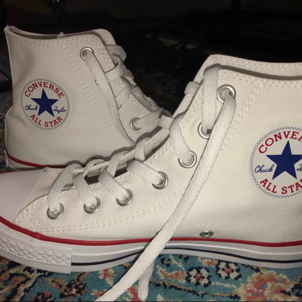 Hej. Jag säljer vita, höga samt helt nya och oanvända Converse i strl 38. Köpta på Nelly.com för 699 kr. Ingen förpackning kommer med, endast skorna. . Skor.