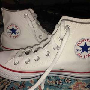 Hej. Jag säljer vita, höga samt helt nya och oanvända Converse i strl 38. Köpta på Nelly.com för 699 kr. Ingen förpackning kommer med, endast skorna. 