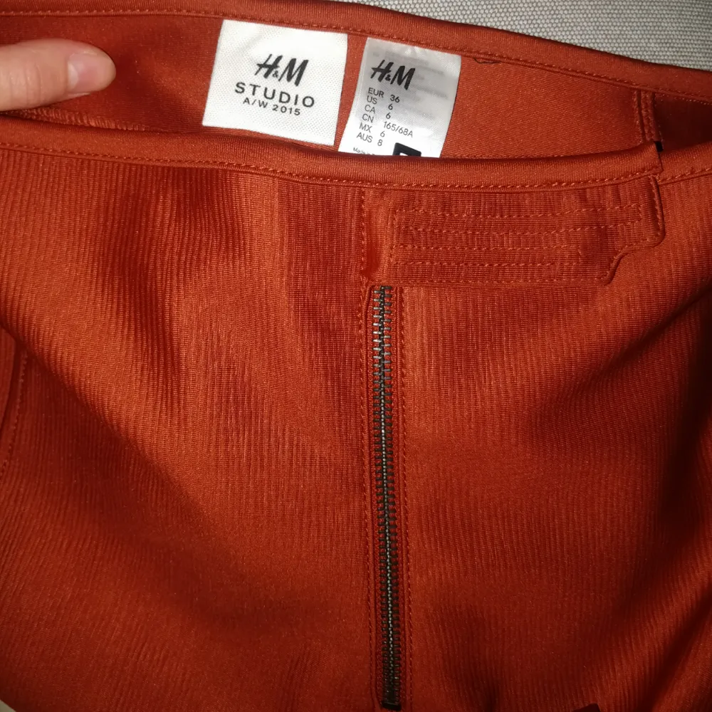 Sjukt snygga H&M STUDIO AW 15 byxor/tights i den perfekta rost-orangea färgen nu till hösten. Använda en gång så ser helt oanvända ut. Snygg detalj i benen där man kan öppna med dragkedja. Hämtas upp runt Södermalm eller T-centralen alternativt skickas mot fraktkostnad.. Jeans & Byxor.