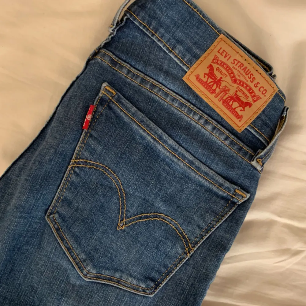 Jeans från Levi’s, knappt använda! Frakten ingår i priset! Nypris 1000kr. Modell: 710 super skinny. Jeans & Byxor.