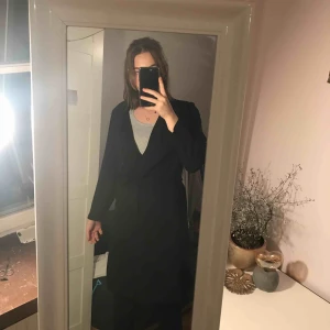  - säljer min otroligt fina trenchcoat! Säljer då den bara ligger i garderoben och skräpar! Köparen står för frakt💕💕