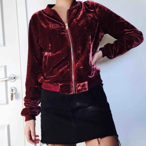  - Vinröd superfin kofta i plysch med gulddetaljer. Mycket gott skick använd 1 gång. Frakt 20kr