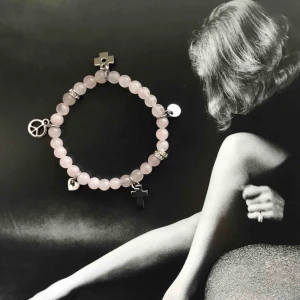  - Armband från Dyrberg/Kern. Pärlorna är i glas och armbandet är elastiskt.   Skriv gärna om du undrar något ✨